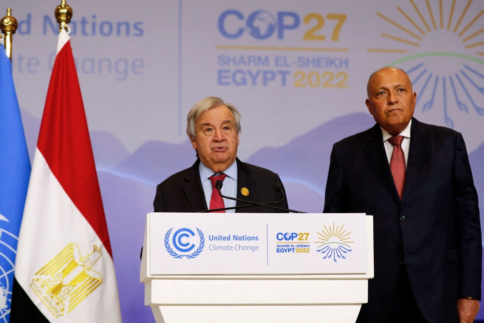 YK:n pääsihteeri Antonio Guterres (vas.) ja ilmastokokouksen puheenjohtaja Egyptin ulkoministeri Sameh Shoukry torstain lehdistötilaisuudessa. LEHTIKUVA/AFP