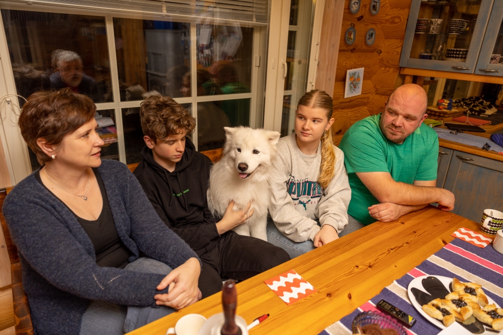 Harvinainen hetki. Perhe yhdessä pöydän ääressä. Anne, Eeli, Maria ja Janne Korkalainen eivät ehdi ruokailemaan samaan aikaan. Hertta-koira halusi myös kuvaan.