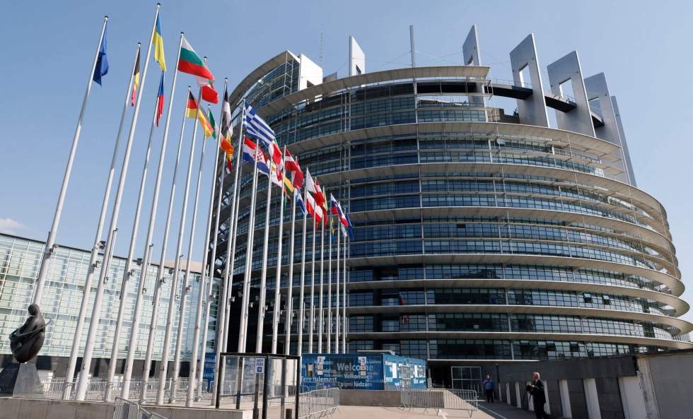 Alkuperäisen esityksen antamisesta kului kymmenen vuotta ennen kuin jäsenmaita ohjaava sääntely hyväksyttiin. Kuvassa EU-parlamenttirakennus Strasbourgissa. LEHTIKUVA/AFP
