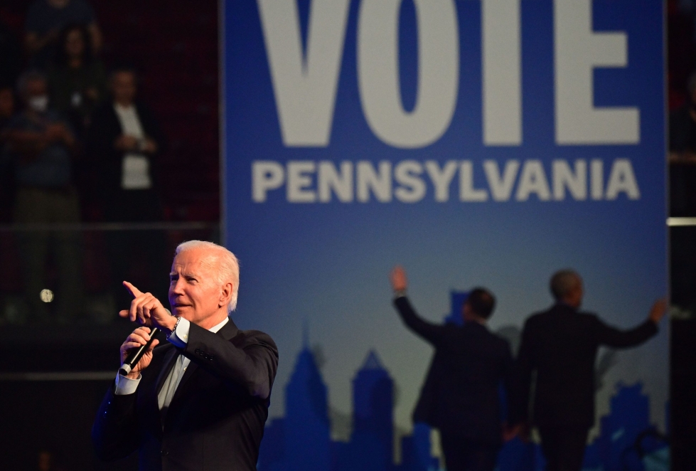 Yhdysvaltain presidentti Joe Biden puhui vaalitilaisuudessa Philadelphiassa lauantaina. Biden esiintyi yhdessä ex-presidentti Barack Obaman kanssa tukeakseen demokraattien ehdokasta John Fettermania. LEHTIKUVA/AFP