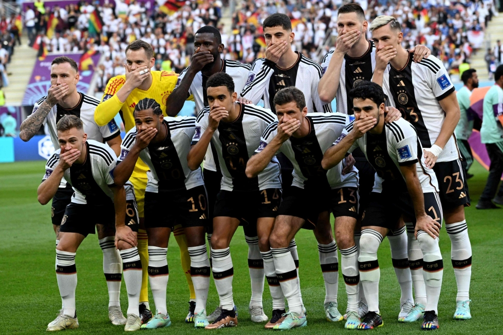Saksan avauskokoonpanon pelaajat peittivät suunsa Japani-ottelun aloituspotkua edeltäneessä joukkuekuvauksessa. LEHTIKUVA/AFP
