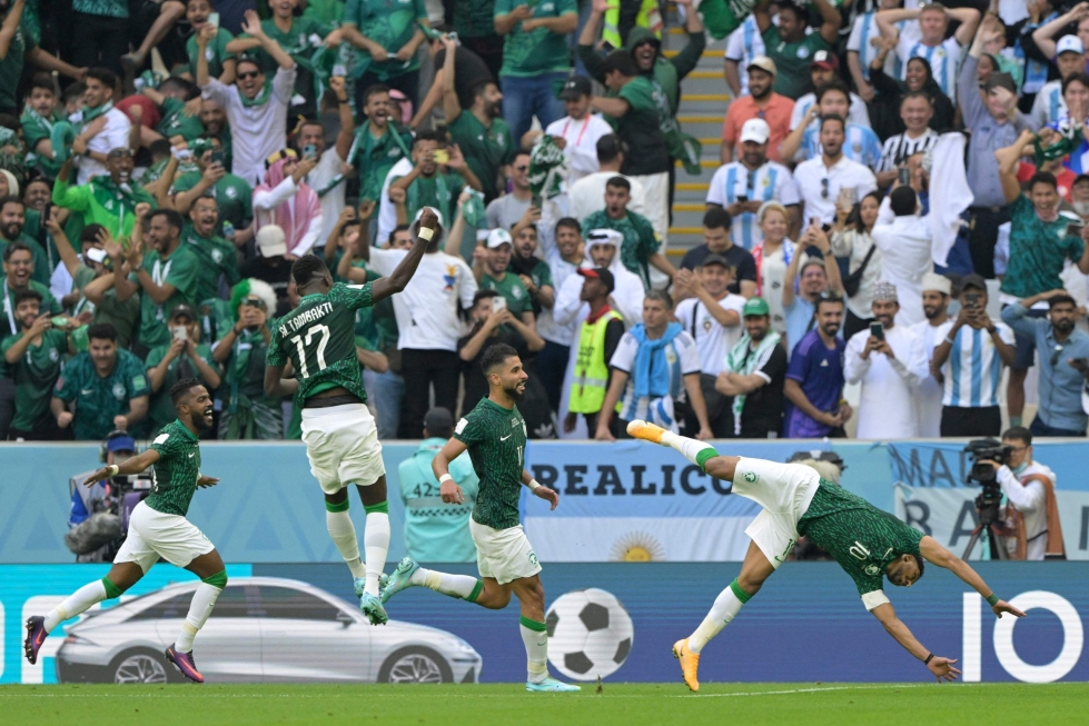 Saudi-Arabian pelaajat juhlivat toisella puoliajalla Salem Al-Dawsarin (oik.) maalia. LEHTIKUVA/AFP