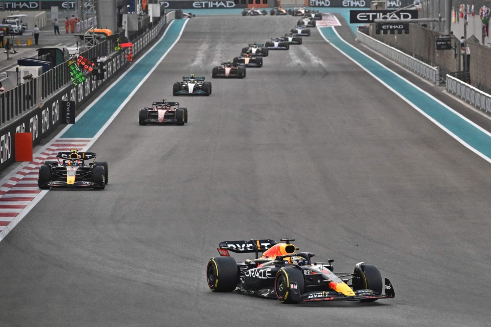 Maailmanmestaruuden jo ajat sitten varmistaneelle Max Verstappenille voitto Abu Dhabissa oli kauden 15:s. LEHTIKUVA / AFP