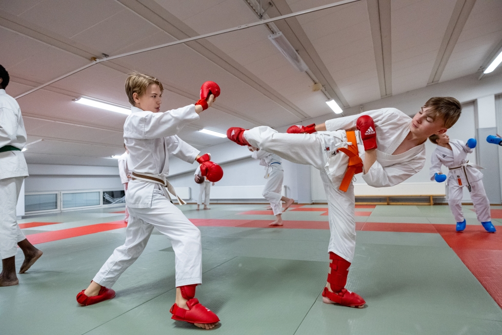Karaten SM-kisoissa viikonvaihteessa SM-kultaa otelleet Rene Simonen (vas) sekä Luka Matero ottivat alkulämpöjä urheilutalon tatamilla.