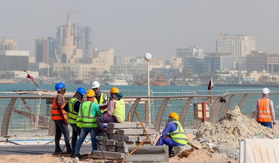 Työntekijöitä kunnostamassa jalkakäytävää Dohassa ennen Qatarissa järjstettäviä jalkapallon MM-kisoja. LEHTIKUVA/AFP