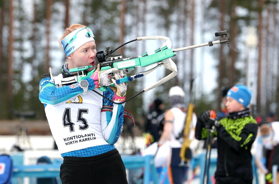 Joensuulainen Suvi Minkkinen oli viime kaudella maailmancupissa parhaimmillaan 18:s. Kuvassa hän ampuu Kontiolahden gp-kilpailuissa vuosi sitten marraskuussa.