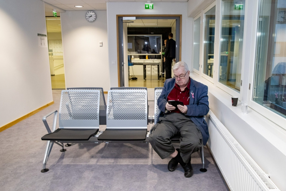 Pekka Kataja Vaasan hovioikeuden istuntosalin aulassa Jyväskylässä tiistaina. LEHTIKUVA / TOMMI ANTTONEN