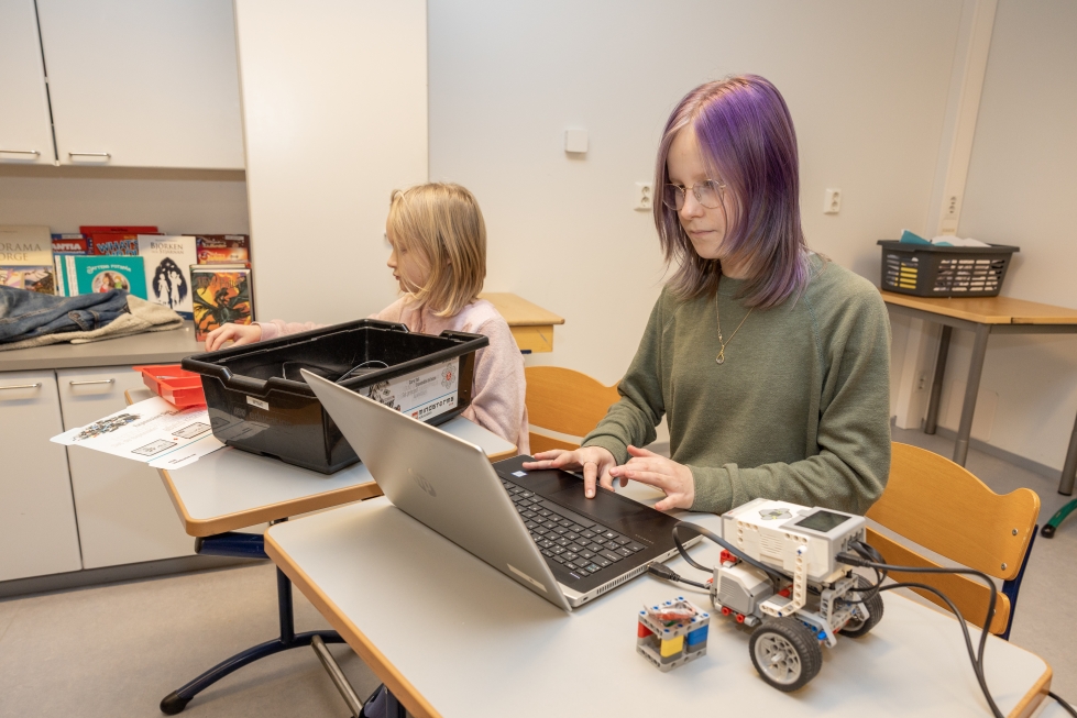 Sara (oik.) ja Janette Savolainen Rakensivat Legoista robotin ja liikuttelivat sitä ohjelmansa avulla.