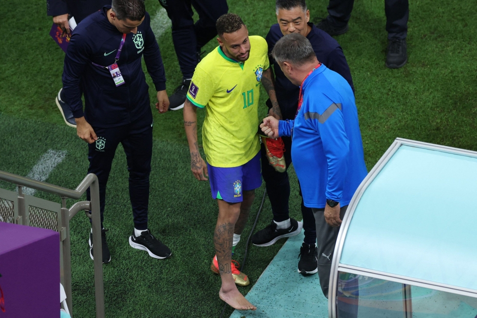 Neymar loukkasi nilkkansa torstain myöhäisottelussa Serbiaa vastaan. LEHTIKUVA/AFP