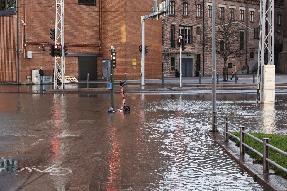 Helsingin Bulevardilla tulvi sunnuntaiaamuna. HSY:n mukaan maanantaina ilmenneet vuodot saattavat olla yksittäistapauksia, jotka eivät liity viikonlopun putkirikkoihin. LEHTIKUVA / RONI REKOMAA