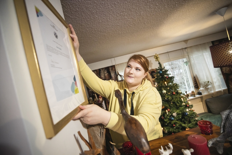 Kestien kodissa on nyt ainakin kaksi tähteä, kun Anni Kesti sai Suomen sairaanhoitajat ry:ltä Nouseva tähti -tunnustuksen ja joulukuusikin on koristeltu. Diplomi pääsee kunniapaikalle.