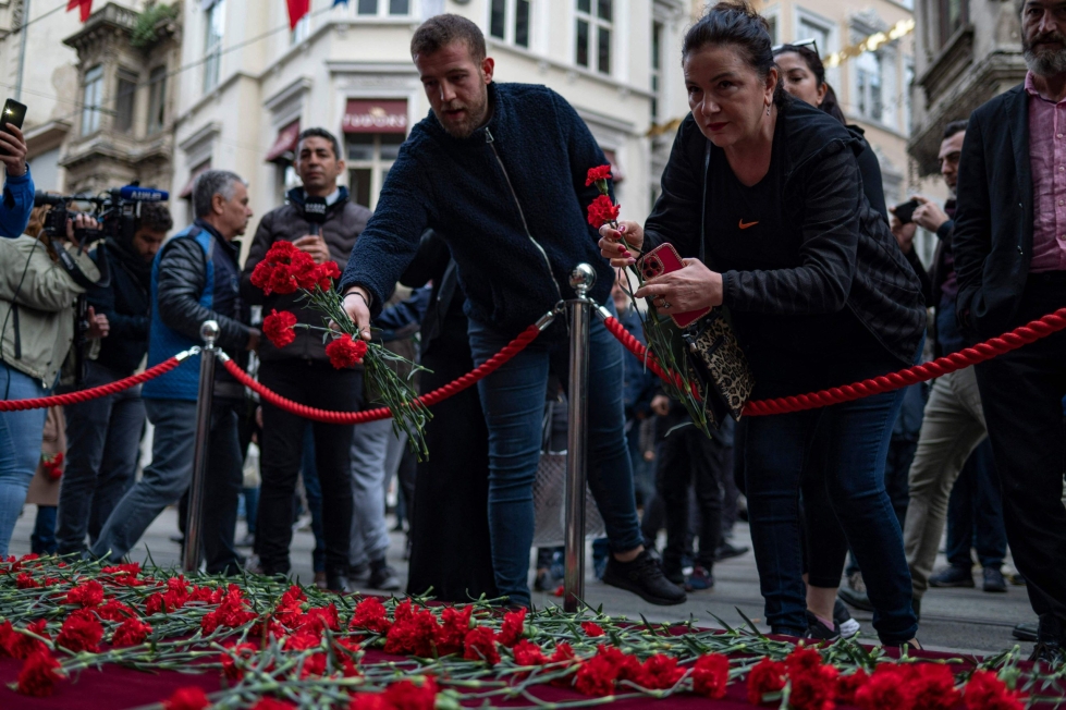 Sunnuntaisen pommi-iskun uhreja surtiin Istanbulissa. LEHTIKUVA/AFP