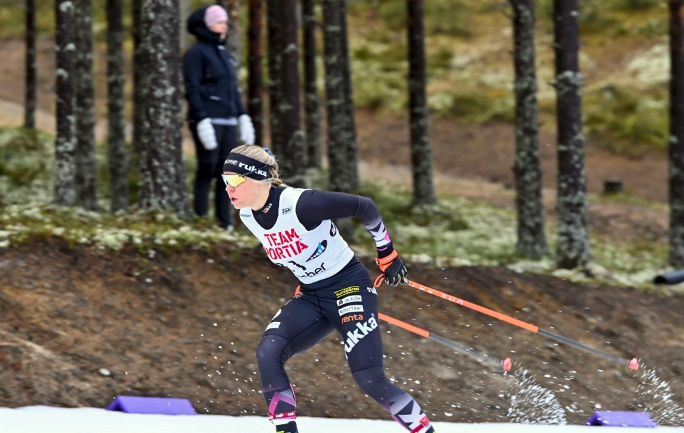  Jasmi Joensuu hiihti naisten vapaan hiihtotavan sprintin voittoon Sotkamossa 5. marraskuuta 2022.  LEHTIKUVA / KIMMO RAUATMAA