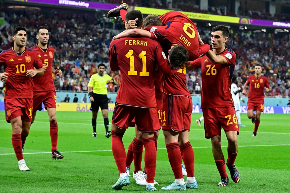 Espanja jauhoi maalin toisensa jälkeen. Rangaistuspotkusta osunut Ferran Torres joukkuetovereineen iloitsi joukkueen kolmannesta maalista. LEHTIKUVA/AFP