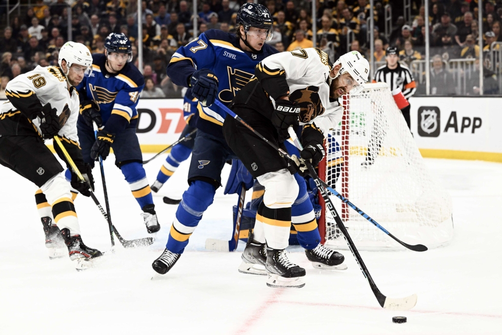 Boston Bruinsin Nick Foligno (oik.) ja St. Louis Bluesin Niko Mikkola kamppailemassa kiekosta. AFP/Lehtikuva