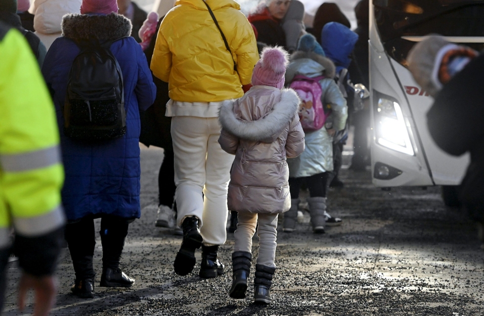 Ukrainaista saapuneita sotaa pakenevia ihmisiä Länsisatamamassa Jätkäsaaressa Helsingissä maaliskuussa. LEHTIKUVA / Heikki Saukkomaa
