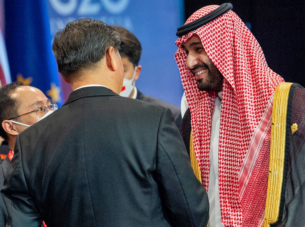 Saudi-Arabian kruununprinssi Mohammed bin Salman (oik.) kättelemässä Kiinan presidenttiä Xi Jinpingiä Indonesian Balilla järjestetyssä G20-huippukokouksessa. LEHTIKUVA/AFP
