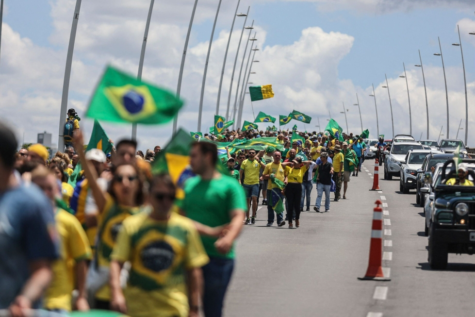 Brasilian väistyvää presidenttiä Jair Bolsonaroa kannattavat mielenosoittajat ovat tukkineet viime päivinä teitä ympäri maata. He eivät hyväksy Bolsonaron vaalitappiota ja ovat vaatineet muun muassa maan armeijan väliintuloa. LEHTIKUVA/AFP