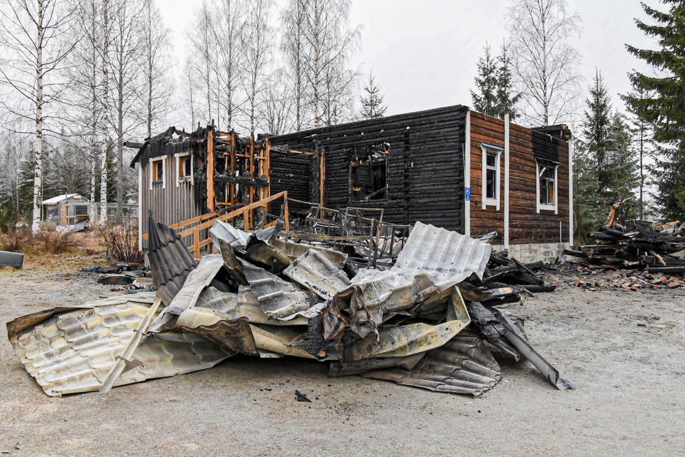 Hirsirakenteinen talo tuhoutui asuinkelvottomaksi Ilomantsin haja-asutusalueella. Poliisi tutkii palon syttymissyytä eikä epäile rikosta. 