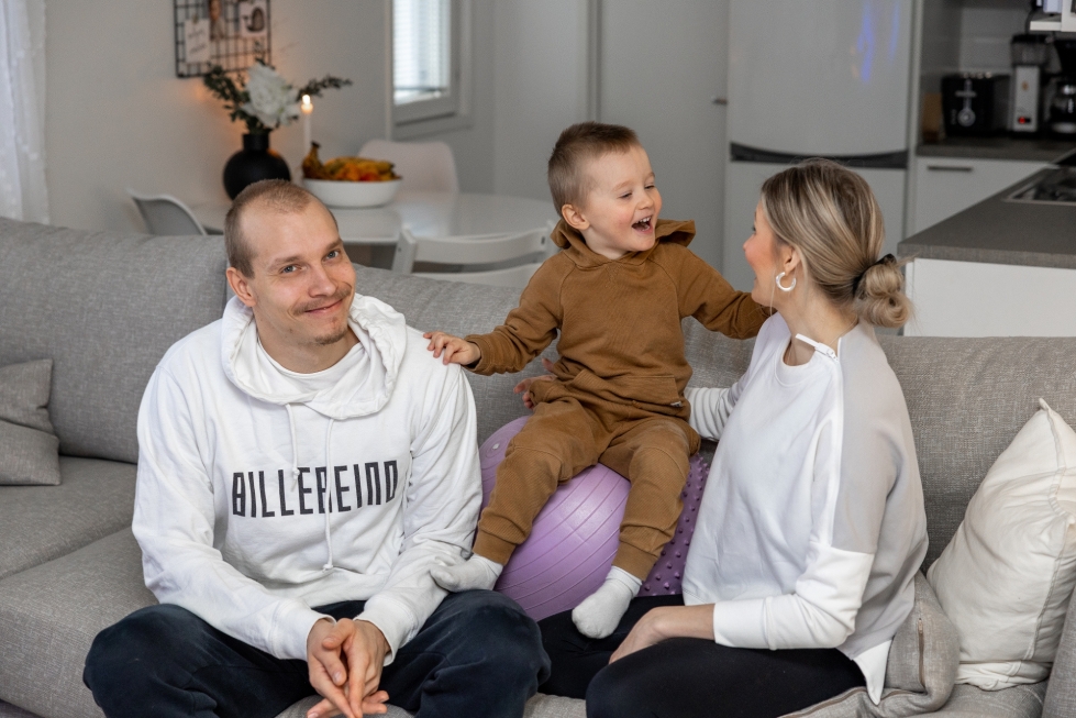 Eetu ja Iida Häyrinen nauttivat yhteiselostaan Lukaksen kanssa Karsikossa sijaitsevassa kodissaan.