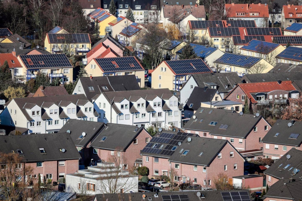 Bottropin kaupungissa Ruhrin alueella Saksassa aurinkopaneeleita on asennettu useiden kiinteistöjen katoille.