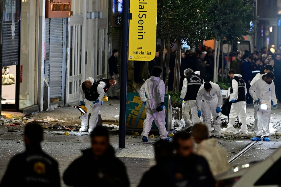 Poliisi tutki Istanbulin räjähdyspaikkaa sunnuntaina. LEHTIKUVA/AFP