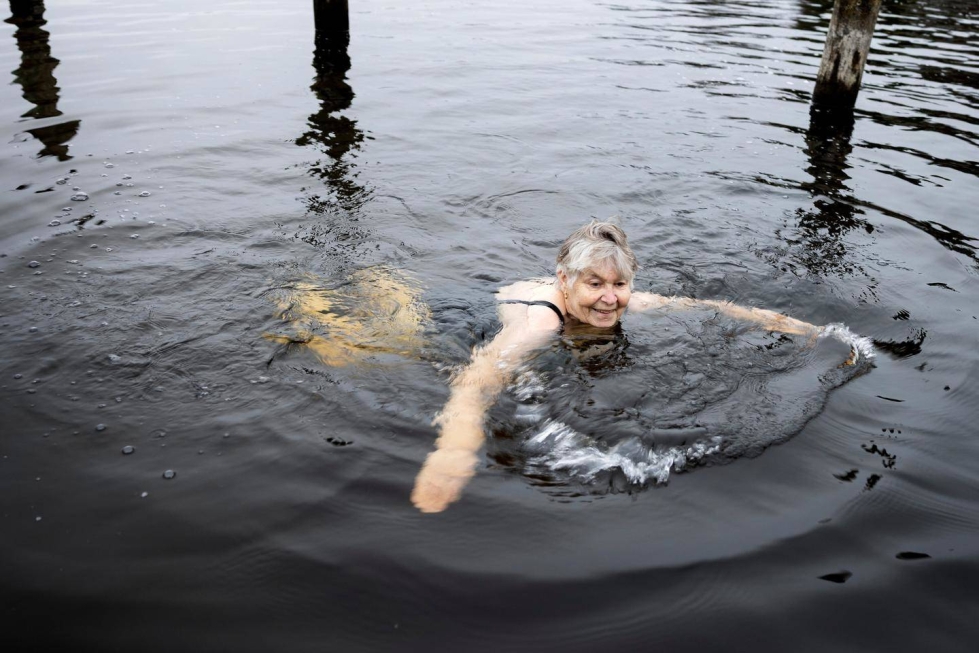 Terttu Kandelin on harrastanut talviuintia yli 30 vuotta. Kylmä vesi auttaa hänen mukaansa särkyihin.