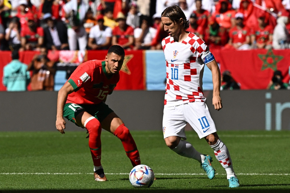 Sekä Marokko että Kroatia pelaavat parhaillaan kuudensia MM-kisojaan. Kuvassa Kroatian Luka Modric (oik.) ja Marokon Selim Amallah. LEHTIKUVA/AFP