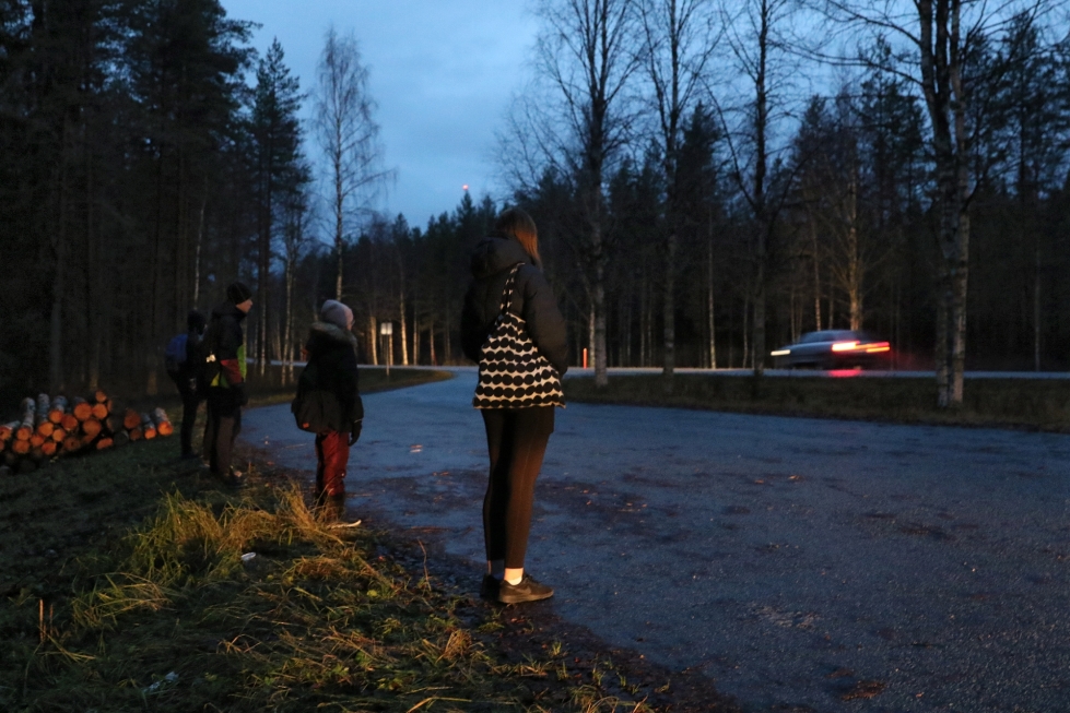 Vuonisjärven koululaisia odotti vaihtoa taksista linja-autoon Joensuuntien varressa tiistaiaamuna.