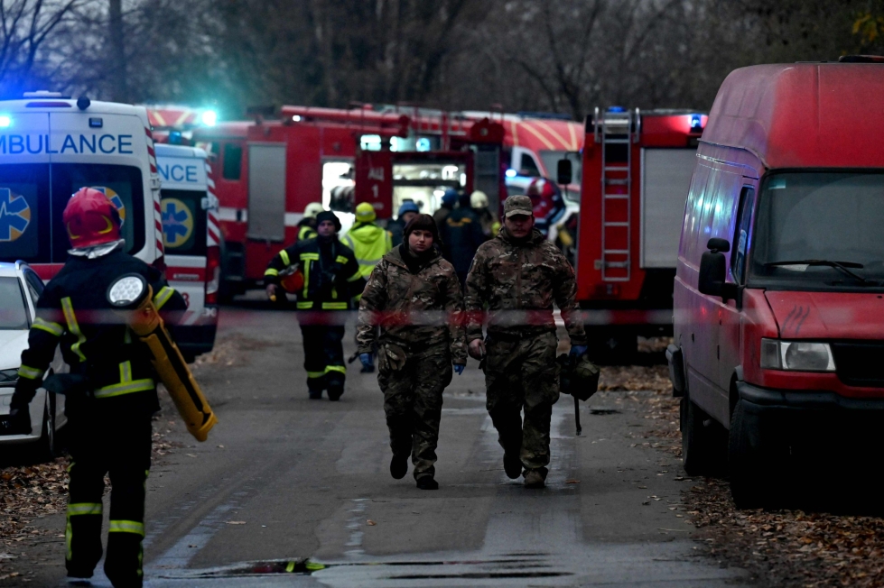Kiovassa pelastustyöntekijät tutkivat aluetta, jolla ohjuksen kerrottiin osuneen asuinrakennukseen. Lehtikuva/AFP