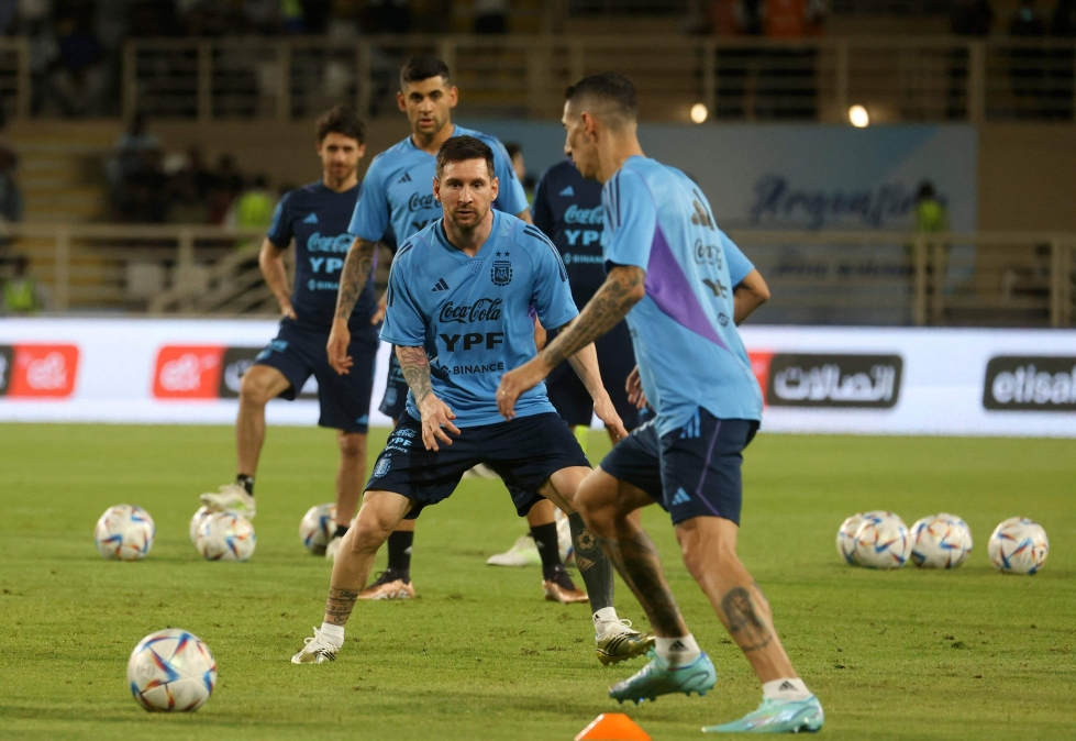 Argentiinan Lionel Messi (keskellä) treeneissä maajoukkuetovereidensa kanssa Abu Dhabissa maanantaina. LEHTIKUVA/AFP