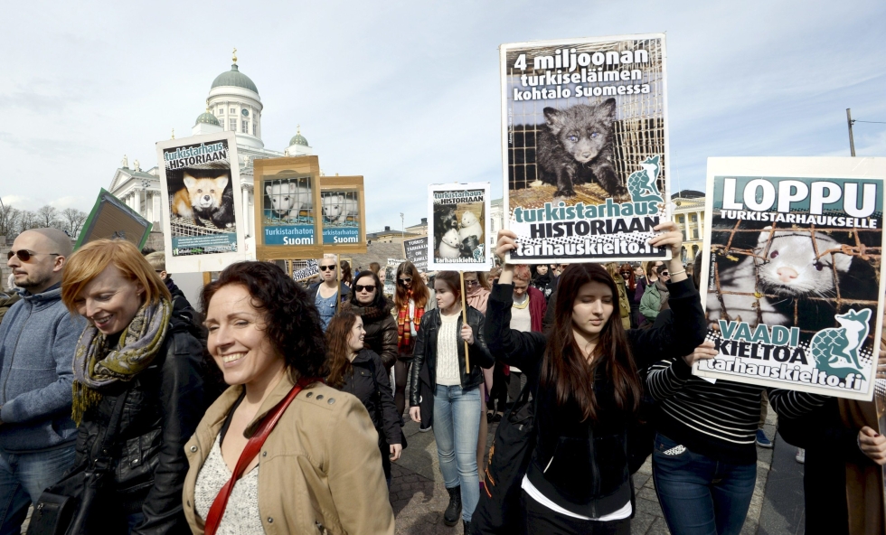 Useat järjestöt osoittivat mieltään Helsingissä vuonna 2015 turkistarhauksen lakkauttamiseksi Suomessa. LEHTIKUVA / Markku Ulander