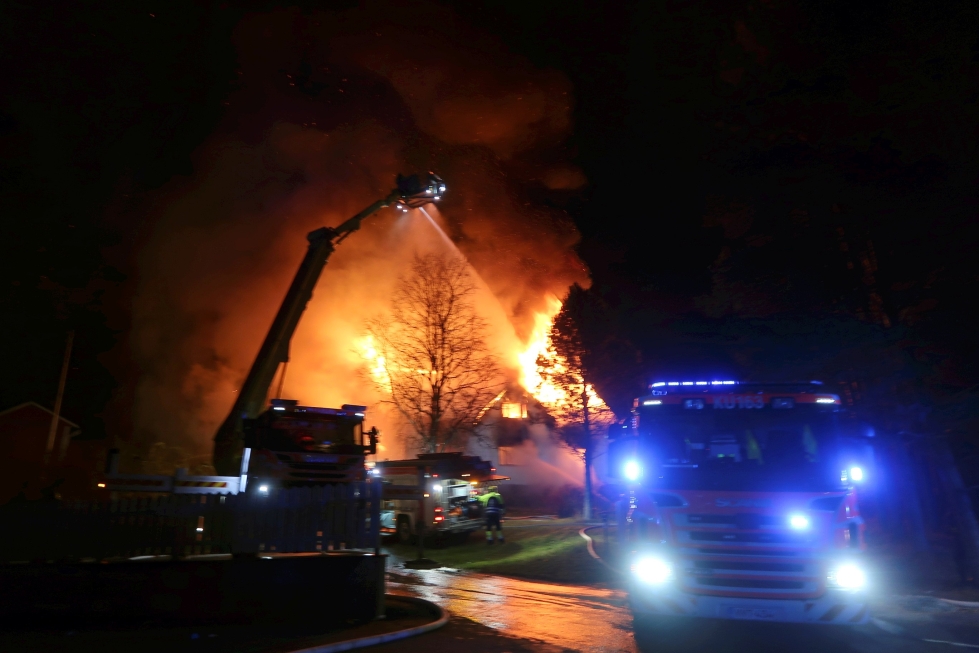 Noin 400 neliömetrin kokoinen asuinrakennus tuhoutui tulipalossa  Nurmijärven Klaukkalassa kokonaan. LEHTIKUVA / HANDOUT / Keski-Uudenmaan pelastuslaitos