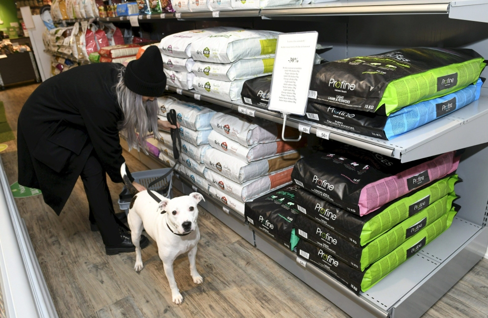 Sulo-koira ja omistaja ostoksilla Musti ja Mirri -myymälässä Hakaniemessä Helsingissä 17. marraskuuta 2020. LEHTIKUVA / HEIKKI SAUKKOMAA 
