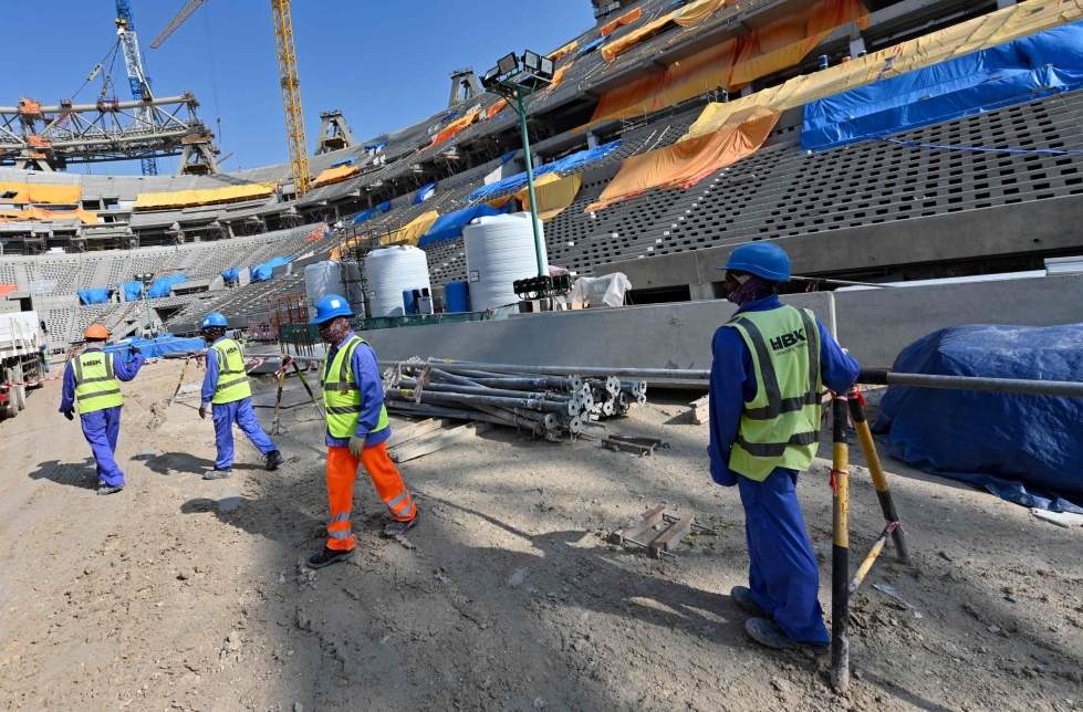 Qatar torjuu vaatimukset korvausrahaston perustamisesta jalkapallon miesten MM-turnauksen rakennusprojekteissa kuolleille tai loukkaantuneille siirtotyöläisille. Arkistokuva stadiontyömaalta läheltä Dohaa. LEHTIKUVA/AFP