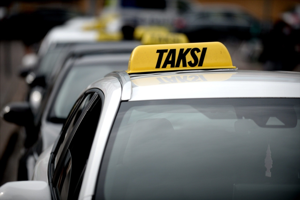 KKV:n tutkimuksessa taksikyytien hintoja on pyritty vertaamaan hintoihin, jotka olisivat olleet voimassa ilman uudistusta. Lehtikuva / Mikko Stig