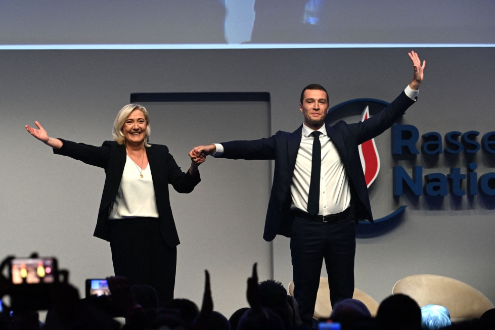 Marine Le Penin (vasemmalla) seuraajaksi nousevaa Bardellaa (oik.) kuvaillaan nousevaksi tähdeksi ranskalaisessa politiikassa. LEHTIKUVA / AFP
