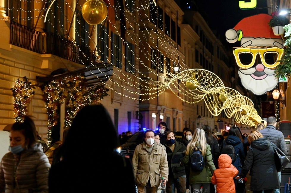 Marraskuun lukema on korkein viiteen kuukauteen, mutta yhä hyvin alhaisella tasolla. Arkistokuva jouluostoksia tekevistä ihmisistä Roomassa Piazza di Spagnan lähistöllä. LEHTIKUVA/AFP
