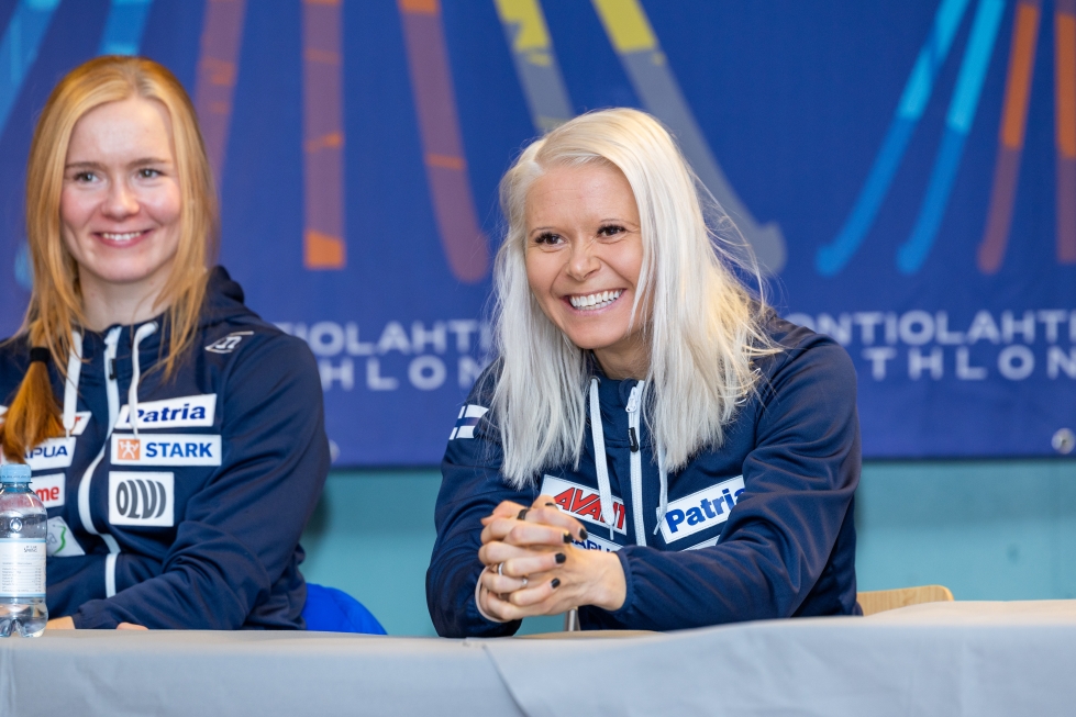 Mari Eder (oik.) ja Suvi Minkkinen kertoivat kauden avaustunnelmistaan. Ampumahiihdon maailmancup käynnistyy tiistaina miesten normaalimatkalla.