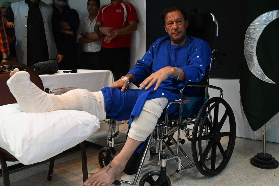 Pakistanin entinen pääministeri Imran Khan saa parhaillaan hoitoa ampumahaavoihinsa sairaalassa sen jälkeen, kun häntä ammuttiin torstaina puhetilaisuudessa. LEHTIKUVA/AFP