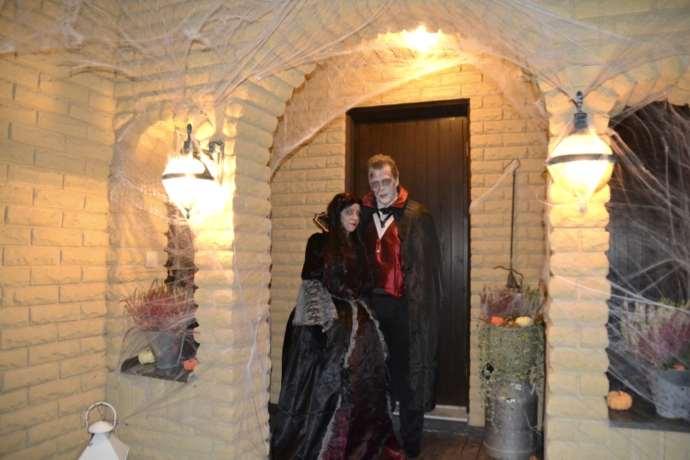 Perheen äiti Krista Karjalainen pukeutui perheen Halloween-juhliin Draculan vaimoksi ja isä Reijo Karjalainen itse Draculaksi.