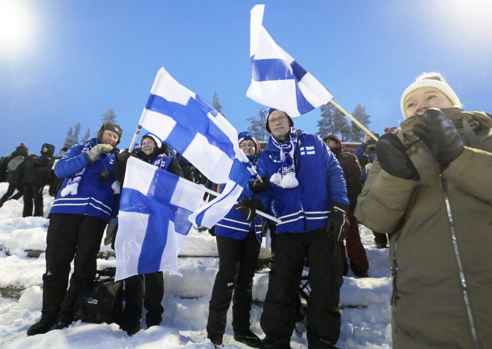 Yleisö heilutti lippuja Rukan maailmancupissa viime vuoden marraskuussa. LEHTIKUVA / VESA MOILANEN