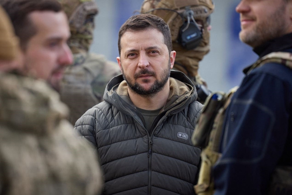  Presidentti Volodymyr Zelenskyin mukaan jatkuvat iskut alkoivat heti sen jälkeen, kun Venäjän joukot pakotettiin vetäytymään Hersonista. LEHTIKUVA/AFP/Ukrainian Presidential Press Service