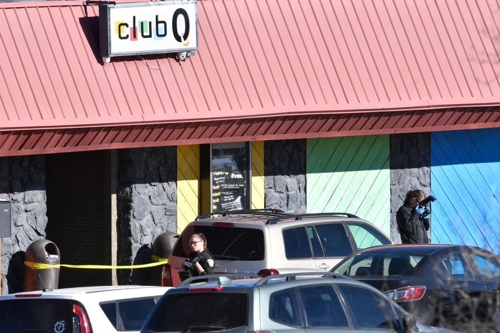 Poliisi dokumentoi todisteita Coloradon Club Q -yökerhon  parkkipaikalla ampumistapauksen jälkeisenä aamuna. 22-vuotiaan miehen epäillään ampuneen kiväärillä yökerhossa, jossa juhlijat viettivät ilmeisesti kansainvälistä transihmisten muistopäivää. Lehtikuva / AFP