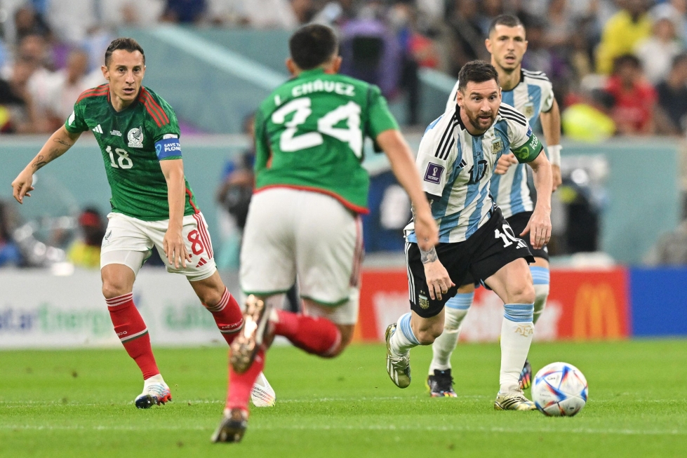 Argentiinan supertähti Lionel Messi (oik.) vauhdissa Meksiko-ottelussa. Lehtikuva/AFP