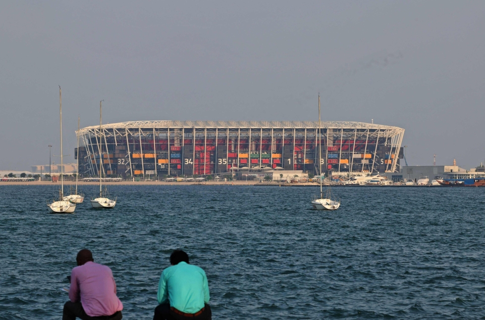 Amnestyn mukaan Qatarin työmailla on kuollut tuhansia siirtotyöläisiä, mutta Qatar on kiistänyt ihmisoikeusjärjestöjen luvut kuolonuhrien määrästä. Kuvassa Dohassa sijaitseva stadion, jossa pelataan MM-otteluita. LEHTIKUVA/AFP
