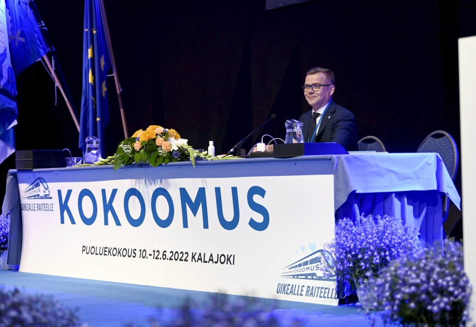Kokoomuksen kannatus on Ylen kyselyn mukaan nyt 23,9 prosenttia. Puheenjohtaja Petteri Orpo kesäkuun puoluekokouksessa Kalajoella. LEHTIKUVA / EMMI KORHONEN