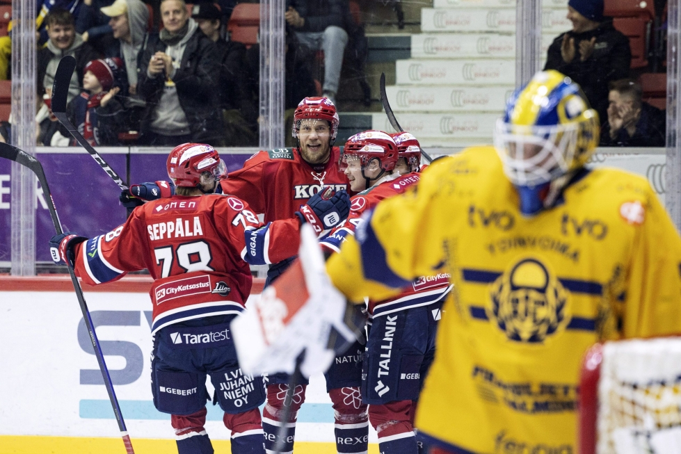 HIFK:n pelaajat juhlivat neljättä maaliaan maalivahti Artjom Zagidulinin taustalla ottelussa HIFK - Lukko. LEHTIKUVA / RONI REKOMAA