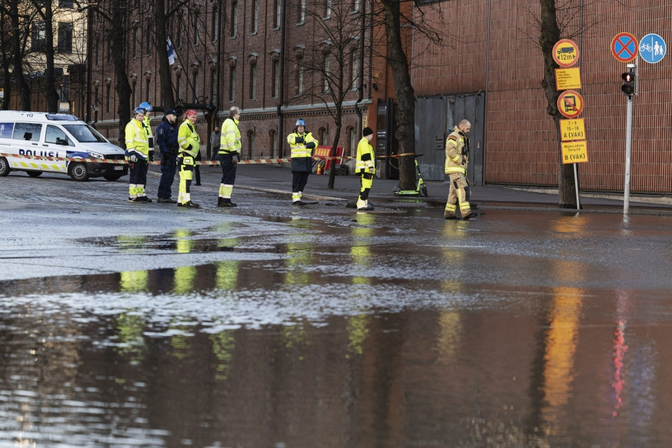 Helsingin keskustassa tapahtui useita putkirikkoja varhain sunnuntaina aamulla. LEHTIKUVA / Roni Rekomaa