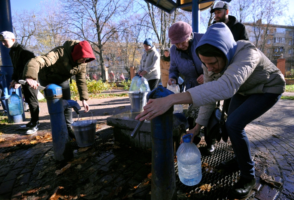 Eilen kiovalaiset turvautuivat pumppaamaan vettä muoviastioihin ja -pulloihin vesiposteista. AFP/Lehtikuva